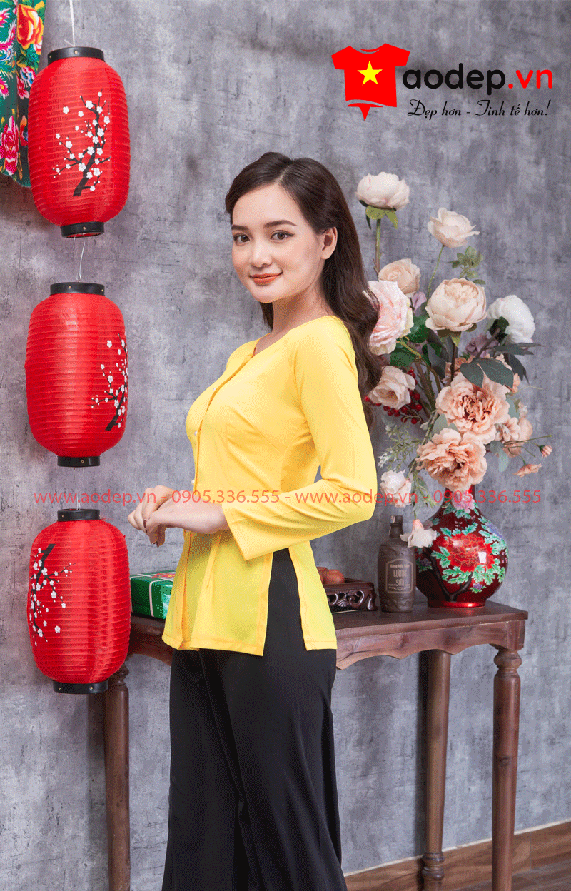 Áo bà ba in hoa màu vàng - Quần đen