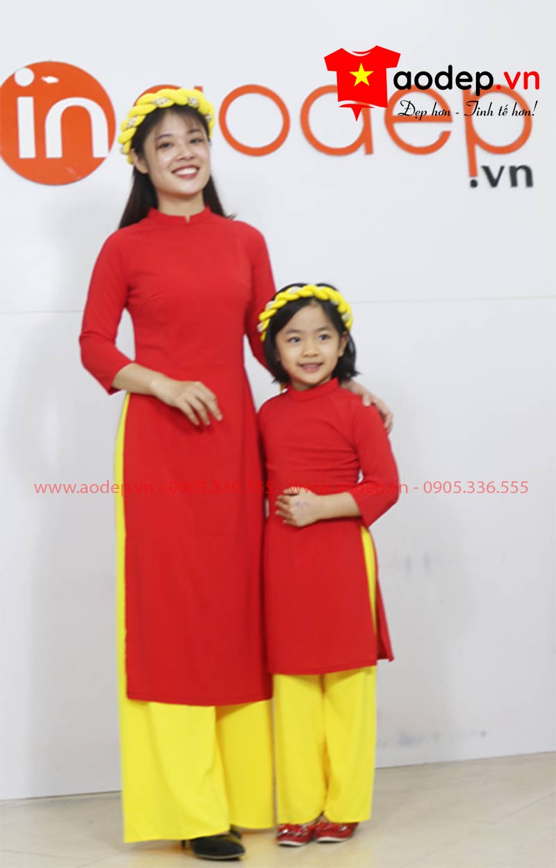 Áo dài cách tân cho mẹ và bé màu đỏ - Quần vàng