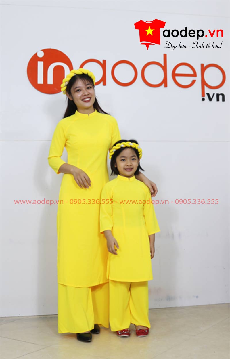 Áo dài cách tân cho mẹ và bé màu vàng