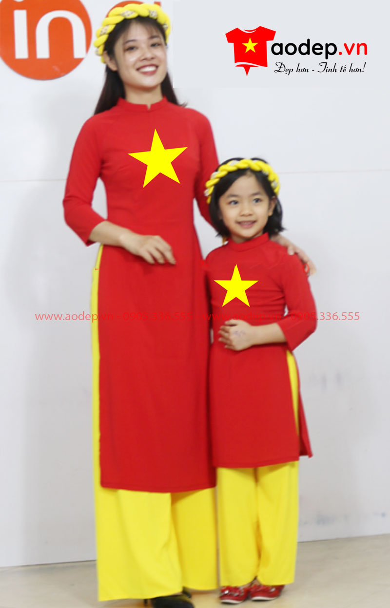 Áo dài cách tân cờ đỏ sao vàng cho mẹ và bé