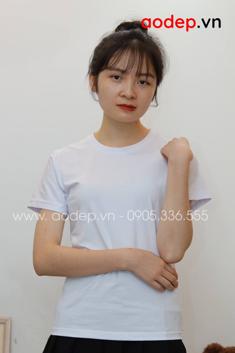 Áo thun cổ tròn màu trắng