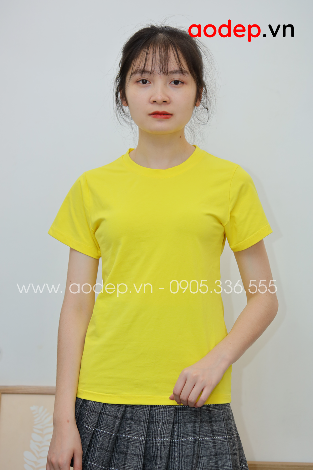 Áo thun cổ tròn màu vàng