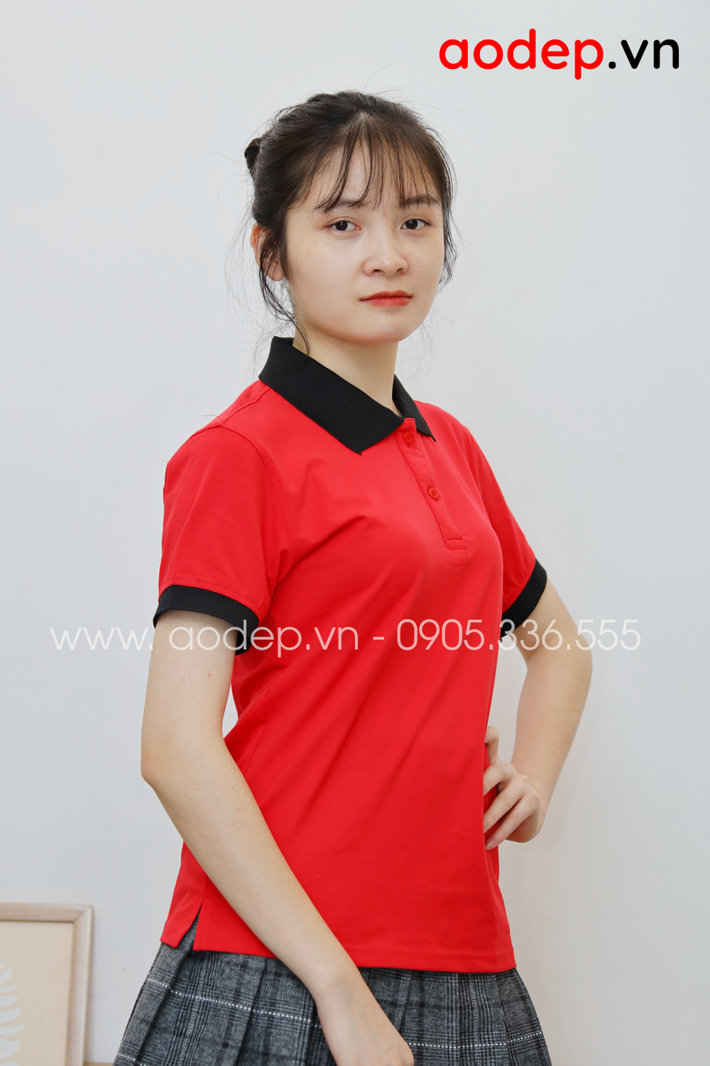 Áo thun polo màu đỏ cổ đen