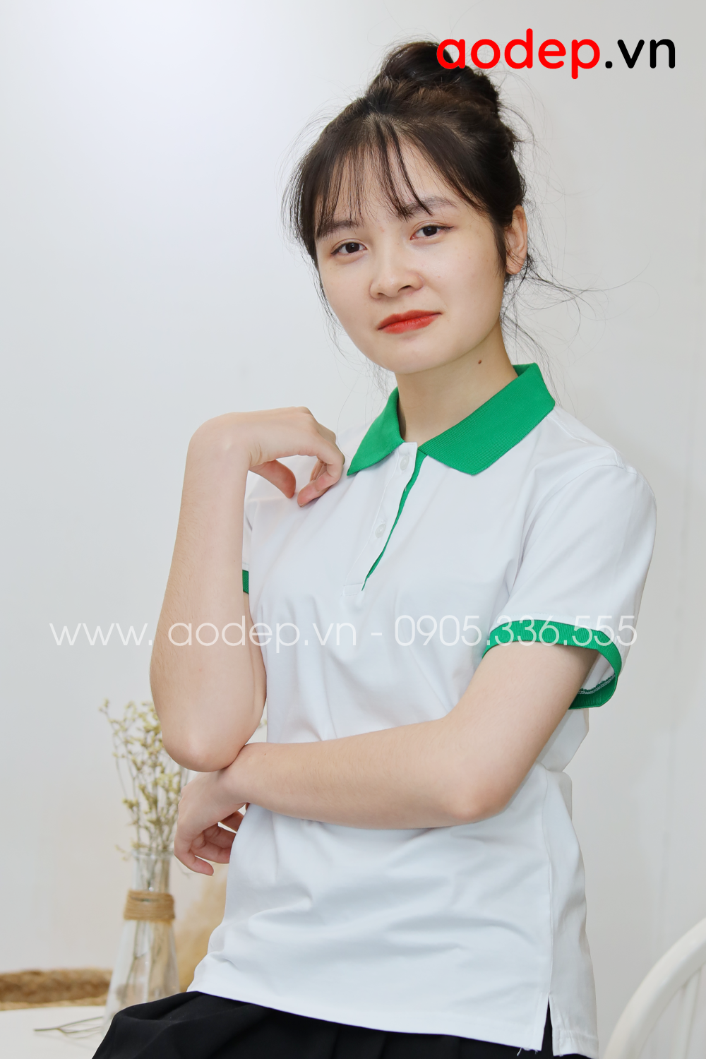 Áo thun polo màu trắng cổ xanh