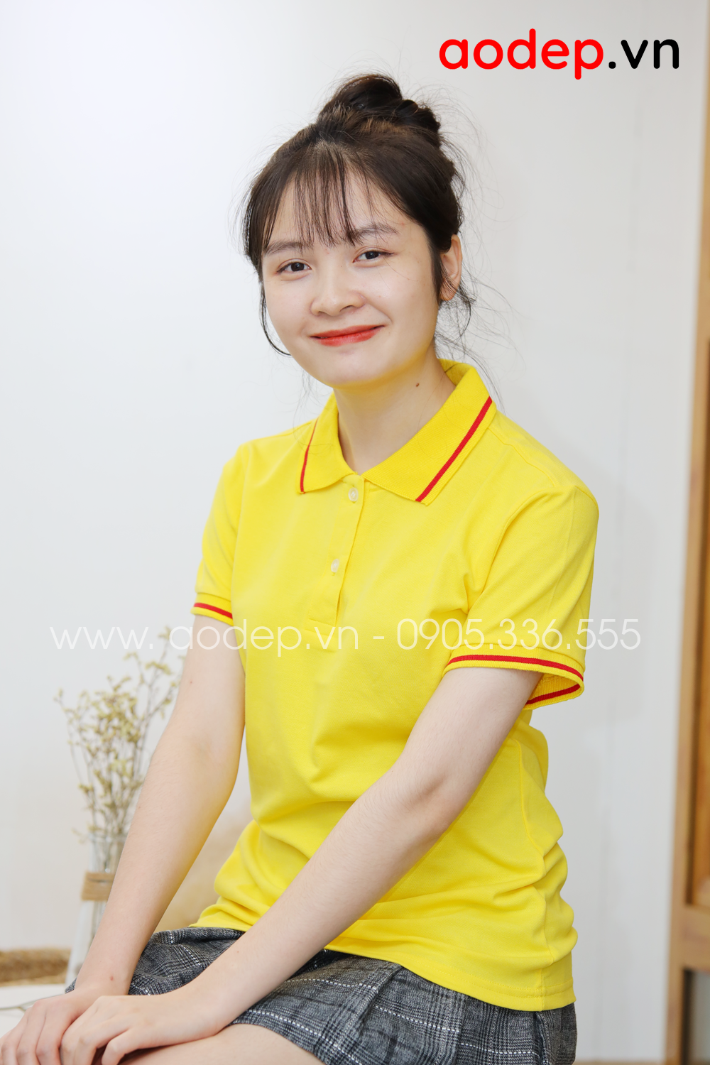 Áo thun polo màu vàng viền đỏ