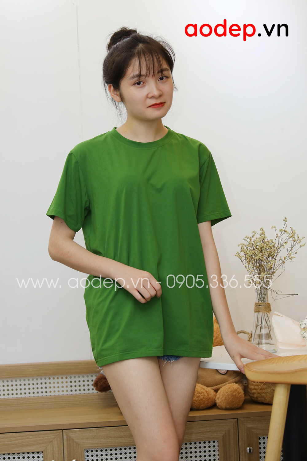 ​Áo thun tay lỡ màu xanh bộ đội