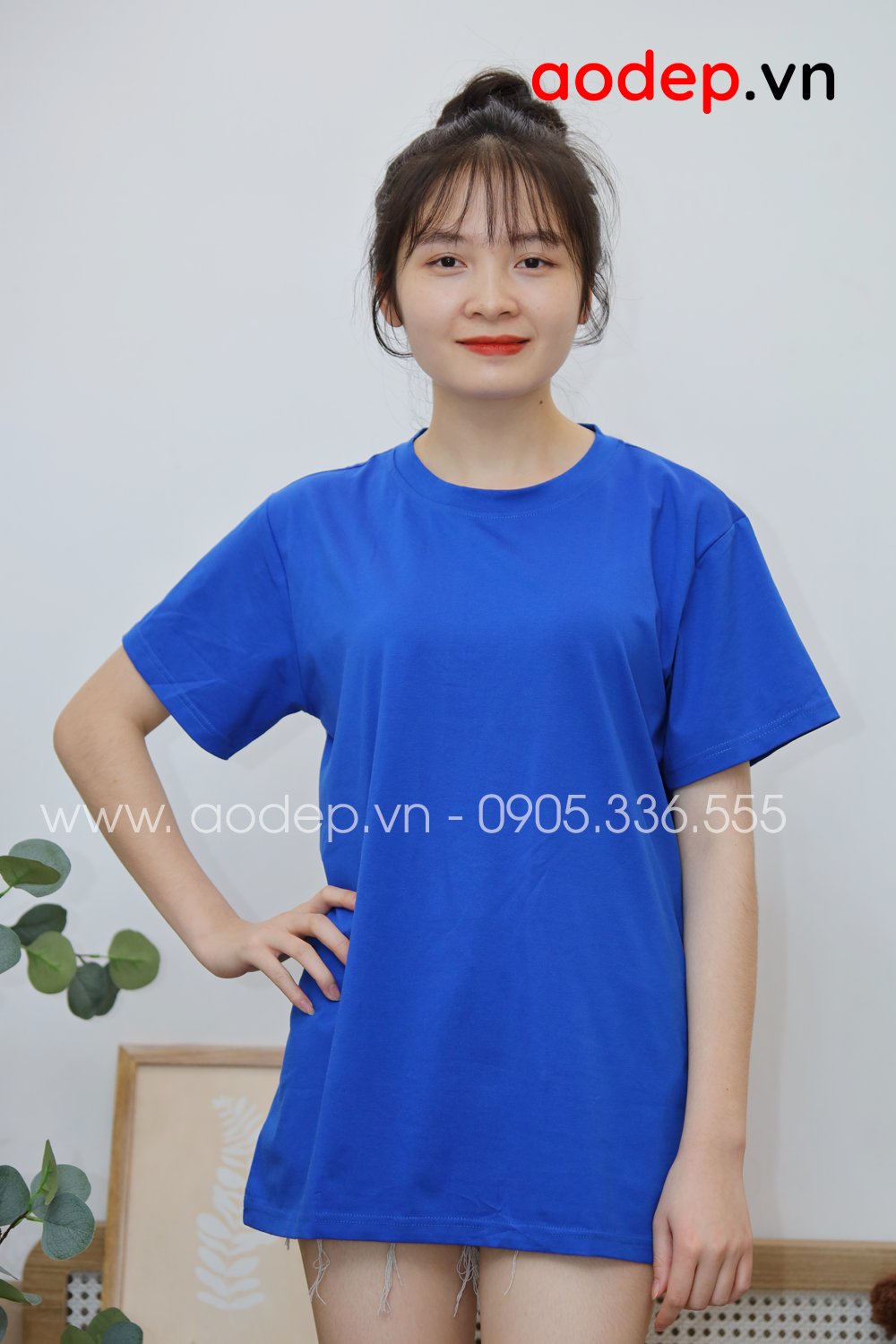 ​Áo thun tay lỡ màu xanh dương